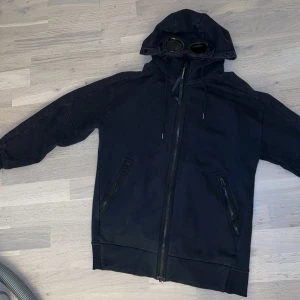 Cp company hoodie  - Andvänd 1 gång storlek M nypris 2500kr inga fläckar eller hål skriv för mer bilder tar emot byten 