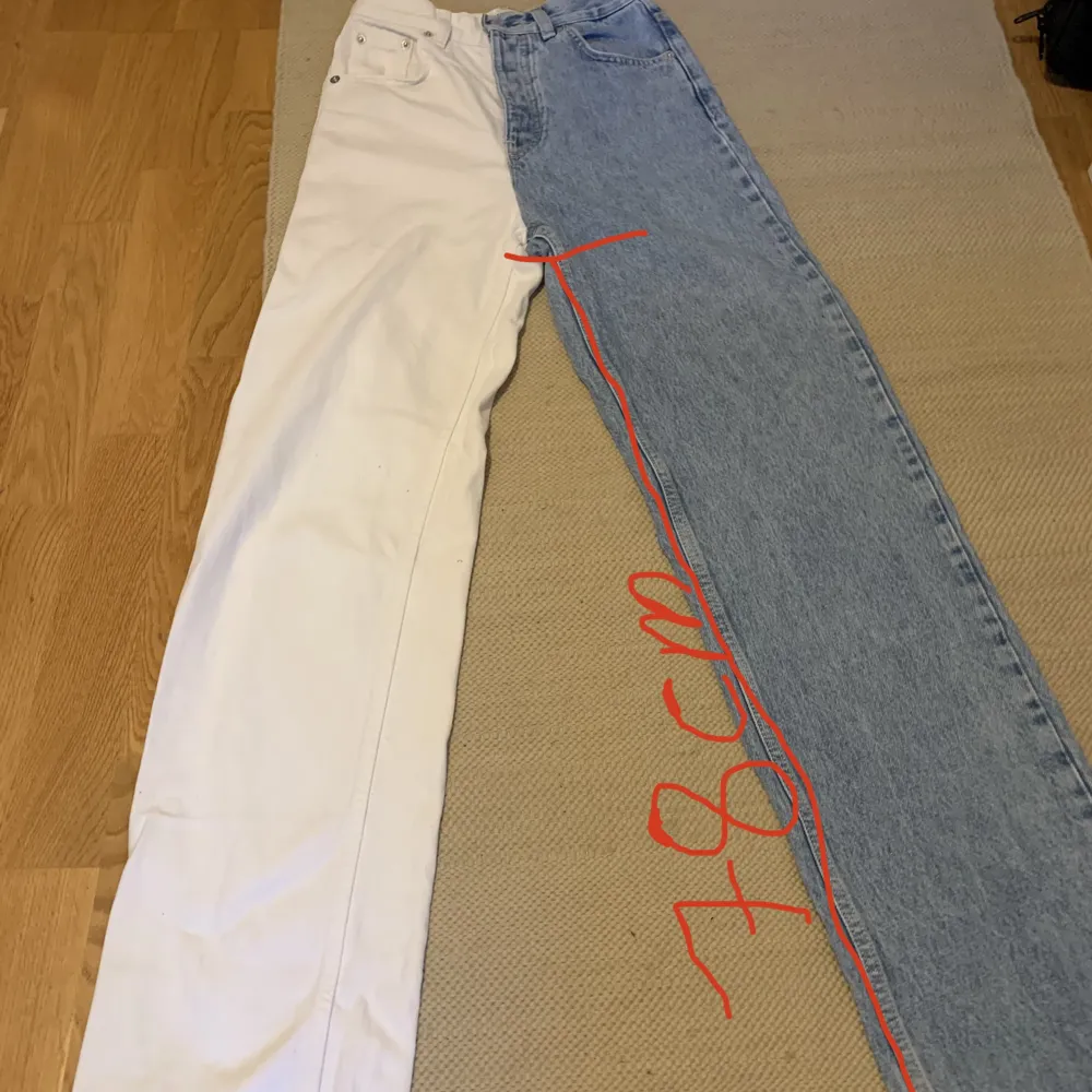 Blå/vita jeans, använda men är i bra skick. Högmidjade, vida byxben.. Jeans & Byxor.