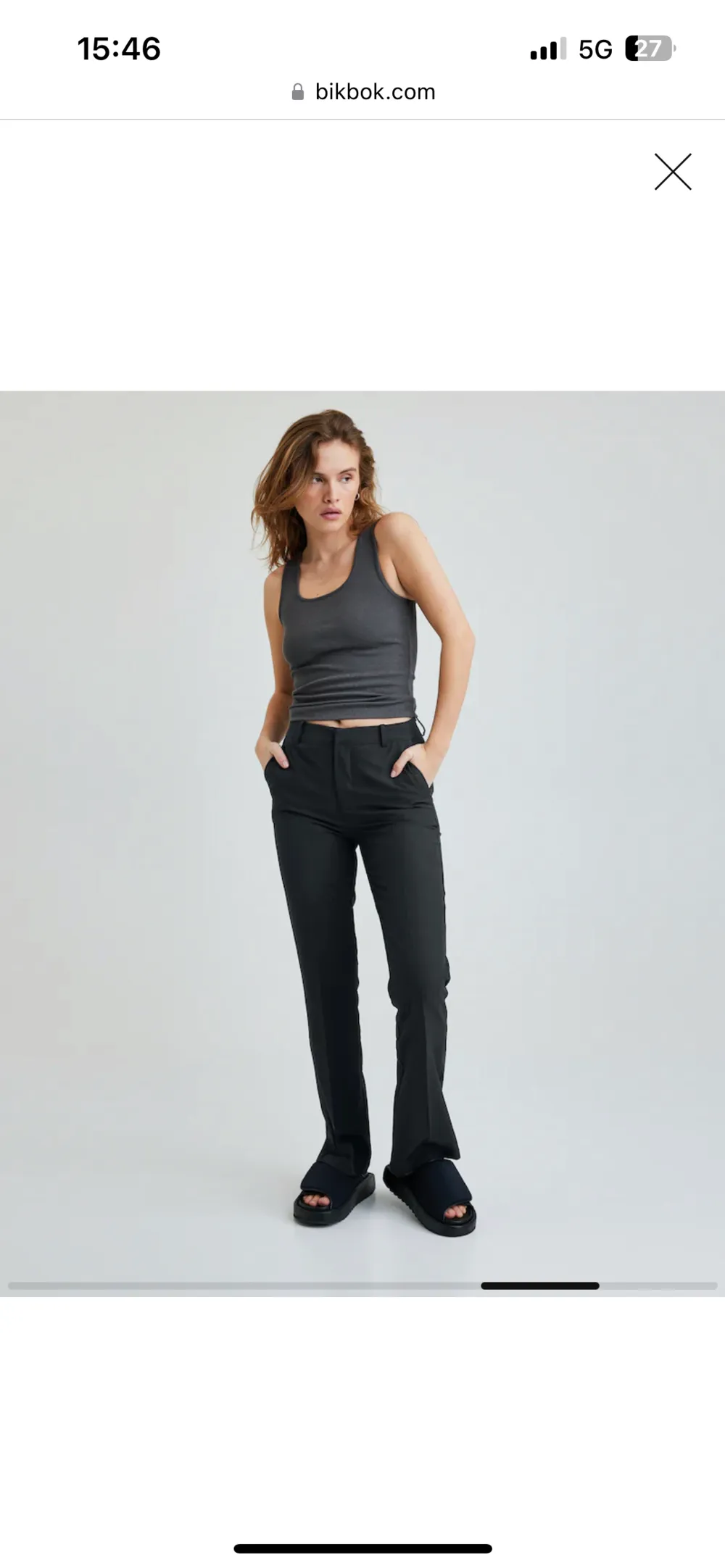 Kostymbyxor i modellen Vilma från bikbok. Kommer inte till användning längre och är i fint skick🖤. Jeans & Byxor.