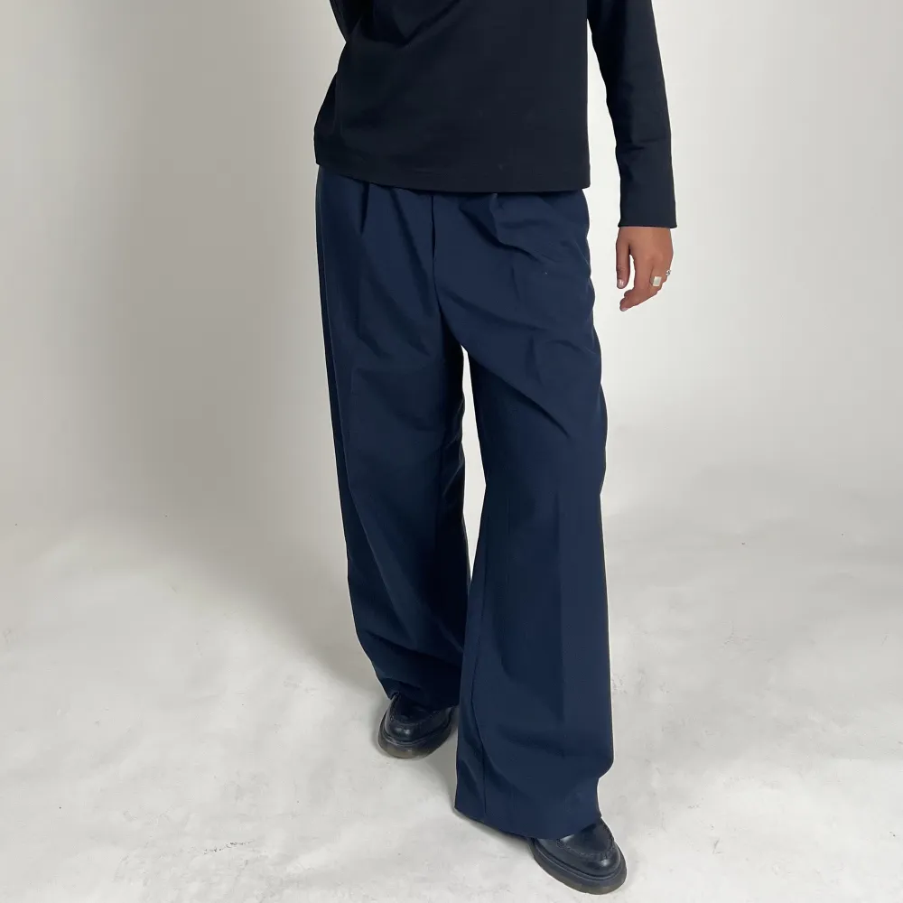 Mörkblå kostymbyxor från Weekday. Fint skick! Storlek 48 (herr), passar en M/L beroende på önskad fit.. Jeans & Byxor.