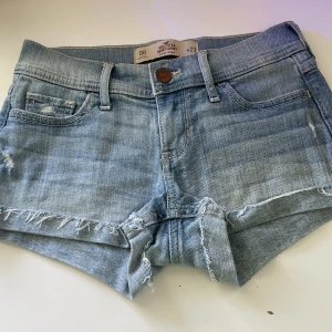 Low Rise shorts - Hollister short-short low Rise jeansshorts. Midjemått - ca 70cm, längd- 22cm. Kontakta om ni har fler frågor❤️