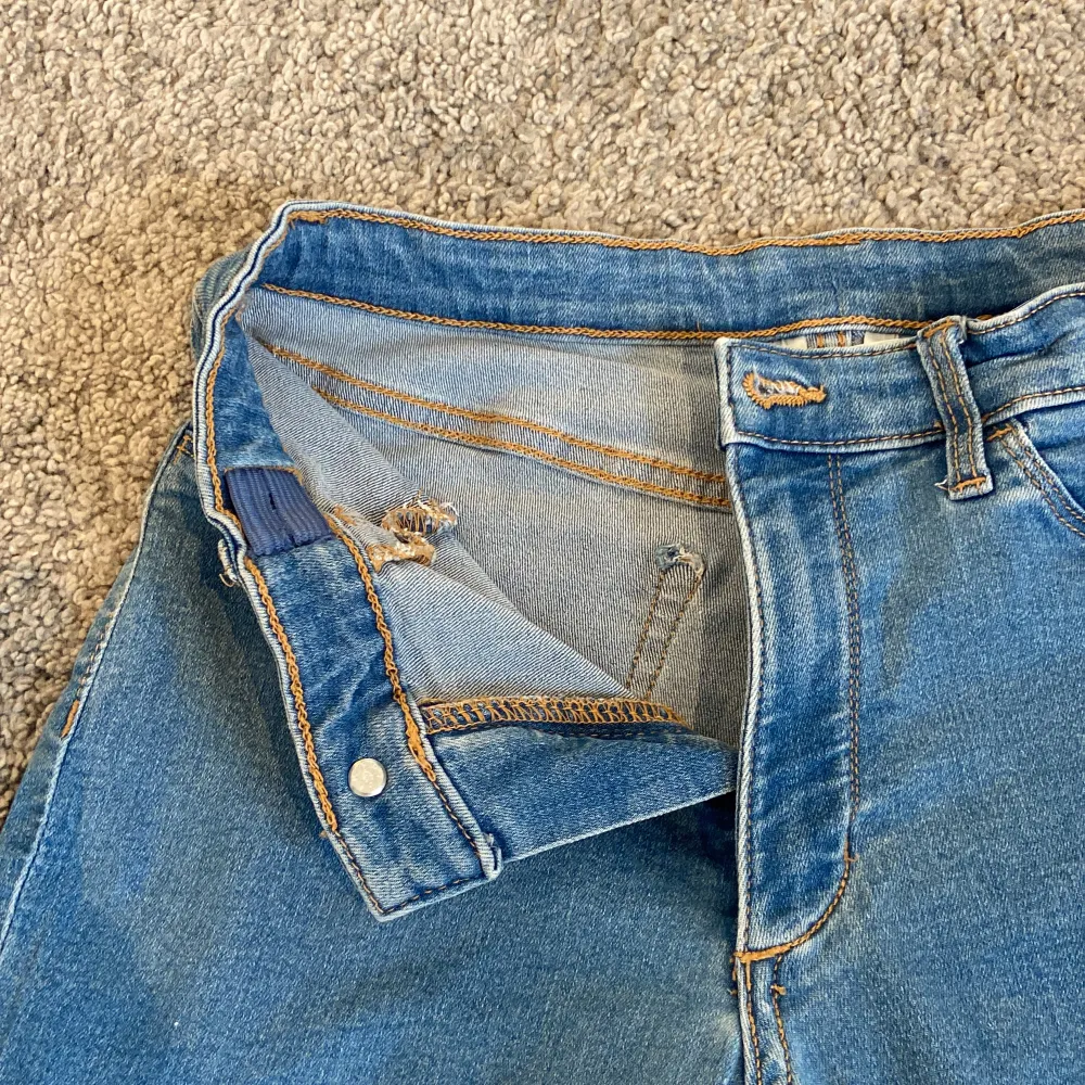 Hej! Säljer mina blåa jeans pga att dom är för små, dom är i super bra skick även sparsamt andvända!!. Jeans & Byxor.