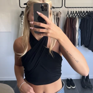 Svart festtopp - Säljer min fina festtopp som inte kmr till användning, den är använd en gång så är verkligen som ny 