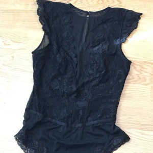 Body - Svart spets body från na-kd, endast använd 2 gånger.