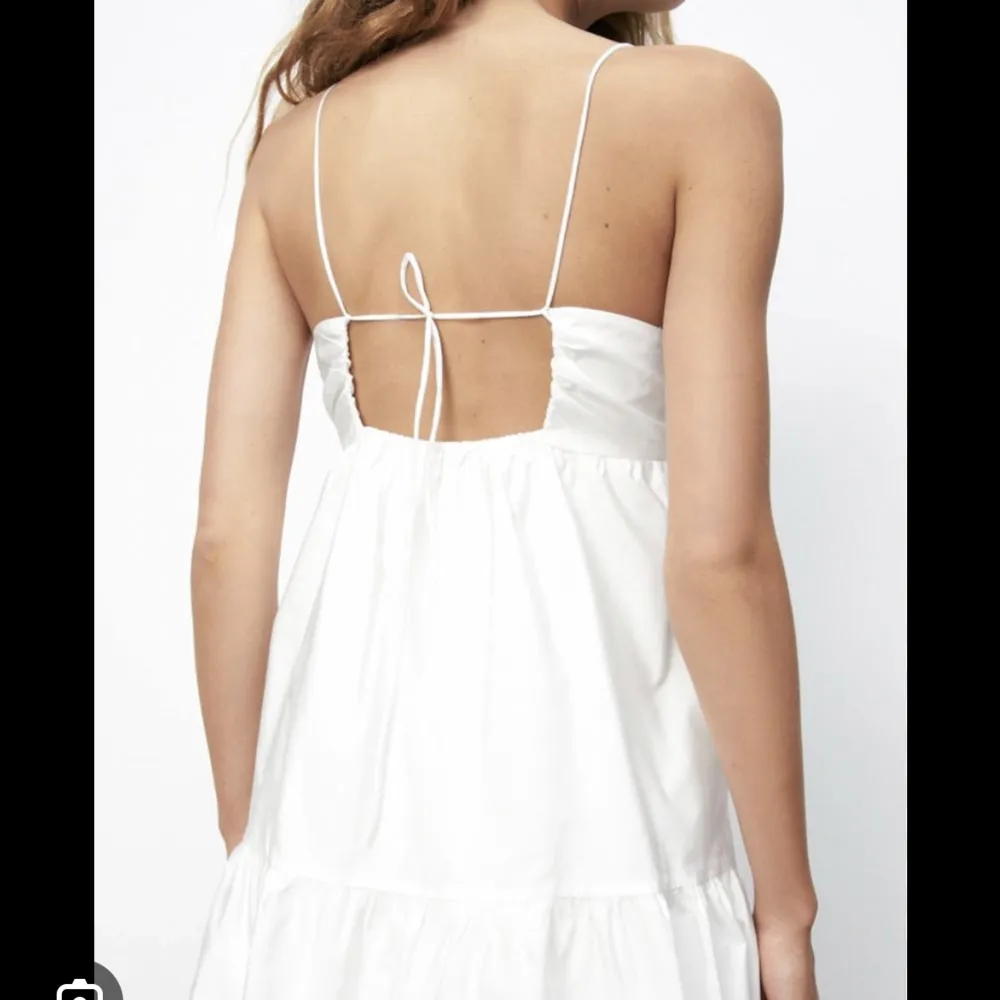 Så fin vit klänning från zara, köpt förra sommaren men aldrig använd. Så fin snörning i ryggen som också gör passformen så snygg💗🤍. Klänningar.