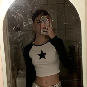 Star shirt - Jätte fin mag tröja💘 stretchig, har bara använt den 1 gång för jag skulle prova den, säljer den för att den inte kommer till användning 💘