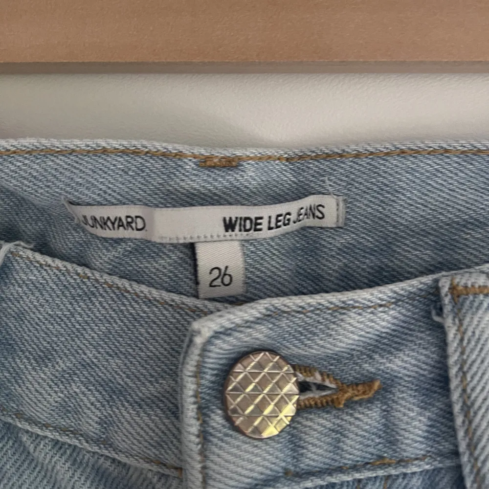 Junkyard Wide Leg jeans i strl. 26 Sparsamt använda 💗i midwaist modell.  Köpta för 600kr och säljes för 300kr!. Jeans & Byxor.