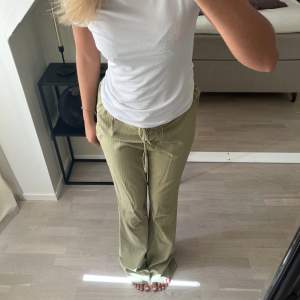 Super fina och sköna gröna byxor. Sitter så himla bra och är perfekta i längden även på mig som är 1,73!