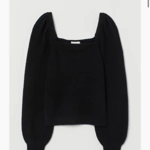 Söt Långärmad Tröja - En tröja från HM som är använd 1 gång, ger en fin siluett upptill i storlek S.