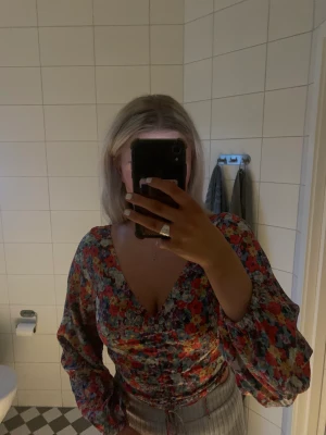 Tröja - Blommig topp storlek L men skulle säga att den sitter mer som M. Tveka inte att höra av er om ni undrar över något💗