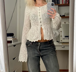 Stickad kofta - Superfin stickad tröja från zara. Endast använd fåtal gånger. ❤️ Om du vill ha fler bilder, var gärna specifik med vad du vill ha bild på❤️🥰🫶🏻. 