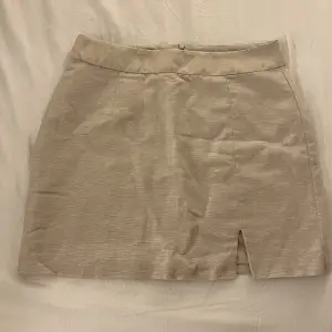 Beige kort kjol från Gina Tricot. Knappt använd 🤍