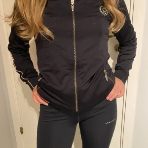 Träningsjacka  - Träningsjacka från classified i storlek S