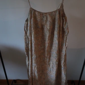 Maxiklänning - Somrig klänning från H&M. Tunt och skönt material. Klänningen är lång och oversized. Jag är 167 lång och klänningen går ner till mina fötter.