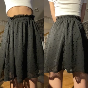 svart kjol med mönster - svart kjol i storlek XS från h&m med ett prickigt mönster. går att göra mer lowwaist. 