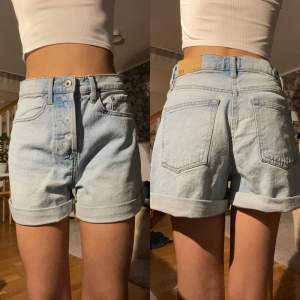 högmidjade blå jean shorts ifrån lager 157 i storlek XS 