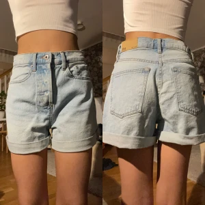 högmidjade shorts - högmidjade blå jean shorts ifrån lager 157 i storlek XS 