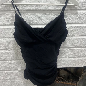 Vintage linne  - Snyggt vintage linne med detaljer. Lappen är borta så ser inte storlek men skulle uppskatta den till en S men banden är justerbara så beroende hur man vill att den ska sitta kan den passa lite olika storlekar 😋