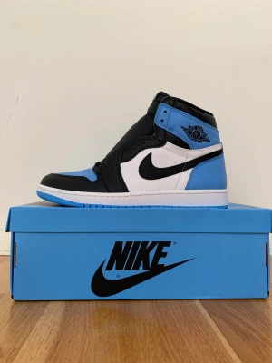 Jordan 1 High  - Hejsan, jag säljer dessa Jordan 1 High UNC Toe som jag köpte från sneakers appen.   Skorna är självklart helt oanvända dvs (DS) och allt original innehåll finns kvar inklusive 2 par skosnören i både svart och blått.   Hör gärna av er vid intresse.