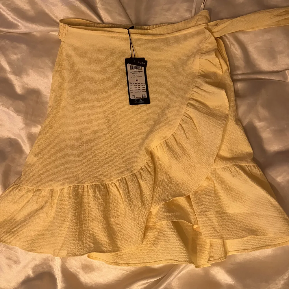 Oanvänd gul kjol från Vera Moda . Kjolar.