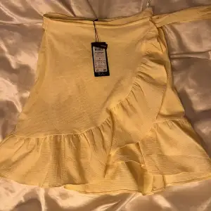 Oanvänd gul kjol från Vera Moda 