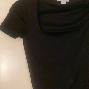 Söt topp - Säljer min söta topp då den inte kommer till användning. Köptes på New YORKER. Använd några gånger .Säljer för 50kr. inte inklusive frakt.