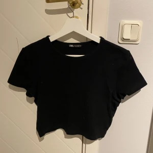 Topp/t-shirt - Svart t-shirt från zara i storlek L
