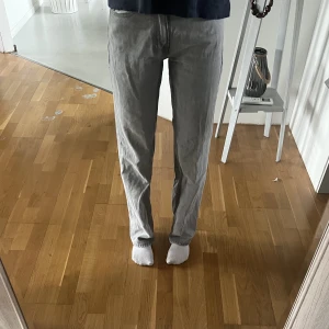 Jeans - Säljer dessa perfect jeans från Gina tricot. Jag tror att nypriset är 499kr och jag säljer dem för 250+ frakt. Ni ser längden på första bilden, jag är ca 167.