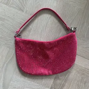 Sååå söt, som ny! Med rhinestones i rosa!