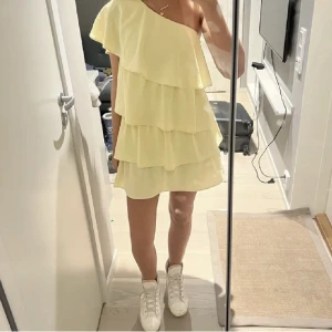Gul Zaraklänning💛 - Slutsåld volangklänning från Zara💛Köpte den på Plick häromveckan men var tyvärr för liten så behöver sälja vidare, bilderna är från tjejen jag köpte av!