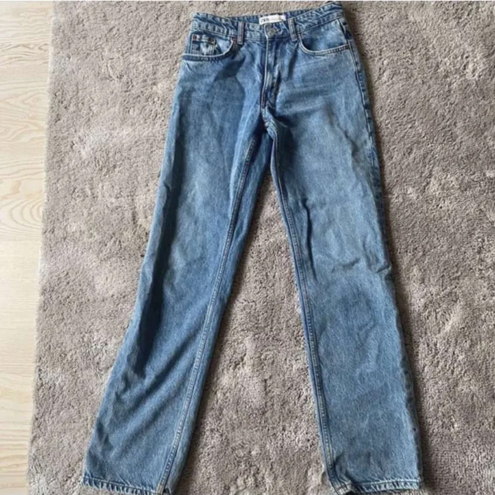Ett par Zara jeans som tyvärr inte passade, är i nyskick & endast testade💓. Jeans & Byxor.