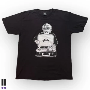 stussy recordplayer tee - skitfet stussy t-shirt me najs motiv💜pit to pit, 55cm💜längd, 63cm