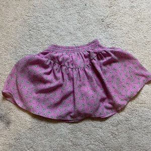 Kjol - En jätte fin kjol ifrån zara som är lila med blommor på. Den har shorts under, den är tyvärr inte min stil längre💗