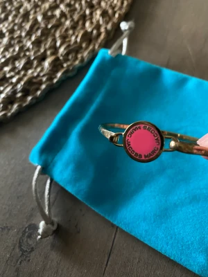 Marc Jacobs armband  - I jättefint skick. Guld och rosa detaljer. 