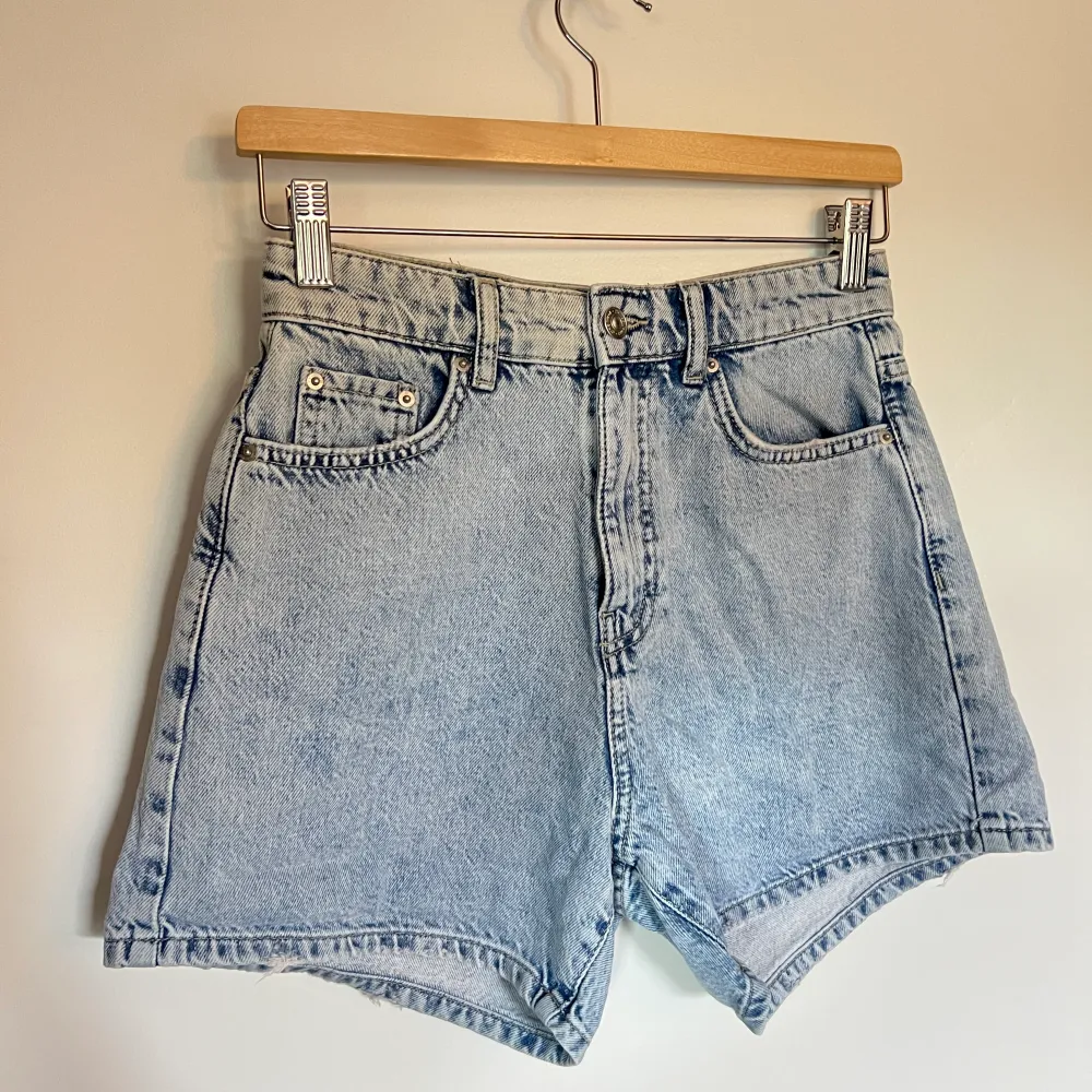 Superfina ljusblåa jeansshorts för sommarens alla dagar 💎 knappt använda 🙏🏼. Shorts.