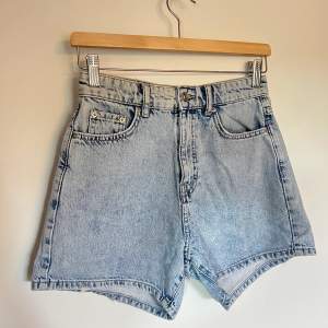 Superfina ljusblåa jeansshorts för sommarens alla dagar 💎 knappt använda 🙏🏼