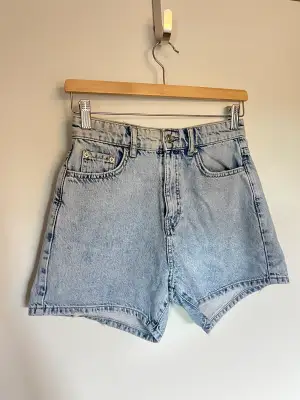 Superfina ljusblåa jeansshorts för sommarens alla dagar 💎 knappt använda 🙏🏼