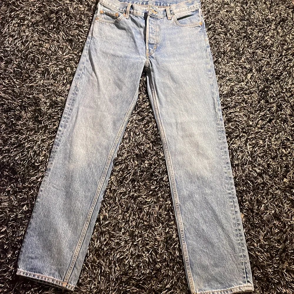 Hej nu säljer jag mina snygga jeans från weekday. Skick 9/10 storlek 27/30 ny pris 599kr . Jeans & Byxor.