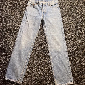 Jeans från WEEKDAY - Hej nu säljer jag mina snygga jeans från weekday. Skick 9/10 storlek 27/30 ny pris 599kr 