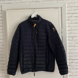 PJS/Parajumpers vår jacka.  - En fräch PJS jacka i storlek XL. Ordinarie pris 3000kr+ jag säljer den för 1500kr-2000kr!