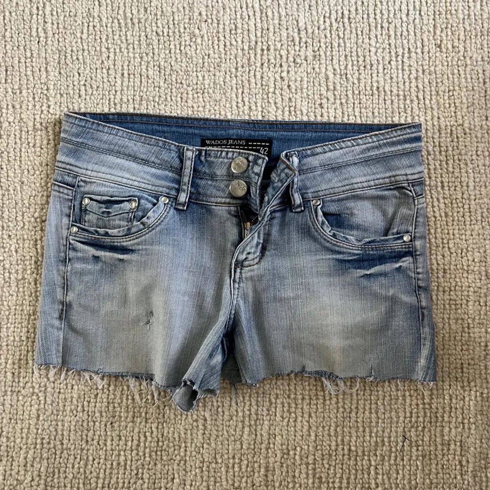 Säljer dessa ljusblå avklippta shorts, använt få gånger💞💞storlek 42 men skulle säga att de är typ s/m. Shorts.