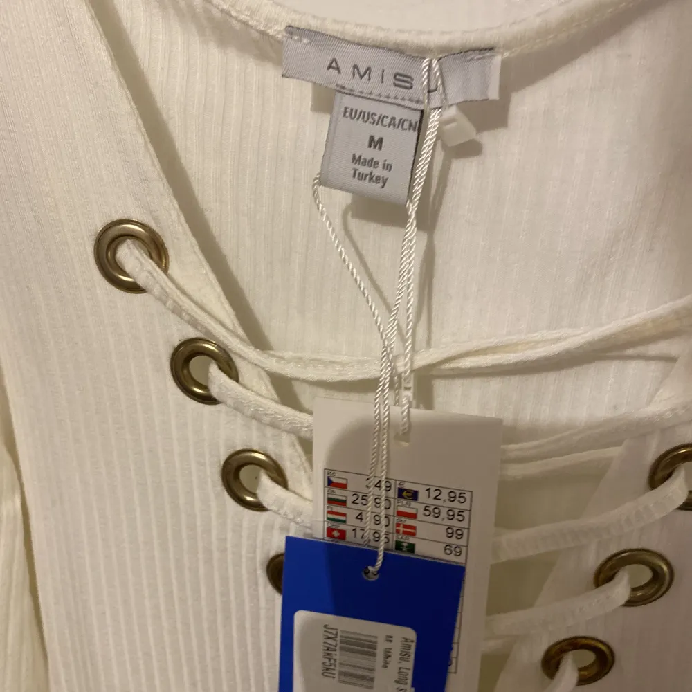 säljer denna snygga tröja från Amisu i storlek M. Lite genomskinlig men funkar ändå, inga defekter. Använd gärna köp nu 💗. Toppar.