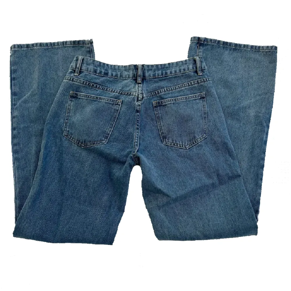 Lågmidjade baggy / vida jeans som jag säljer pga att de är tyvärr för stora på mig. Aldrig haft på mig dem. Midjemått - 74 cm Innerbenslängd - 80 cm. Finns inga defekter 😊💗. Jeans & Byxor.