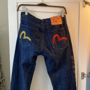 Evisu jeans - Helt oanvända. Jättesnygga men för små för mig. Orginalpris: 2500kr men säljer för 500