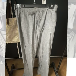 gråa kostymbyxor - gråa baggy kostymbyxor som har en asymmetrisk gylf🩶 skitcoola