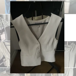 beige väst - en beige väst som är perfekt till fest eller bara vardagen🤍 knappt använd! köpt för 359