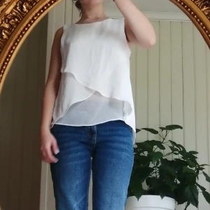 Vit blus Bershka - Vit blus från bershka, ärvt den och använder ej. Strl S, I använt skick. Meddela gärna vid frågor osv! Köparen betalar alltid frakten! 💘💘