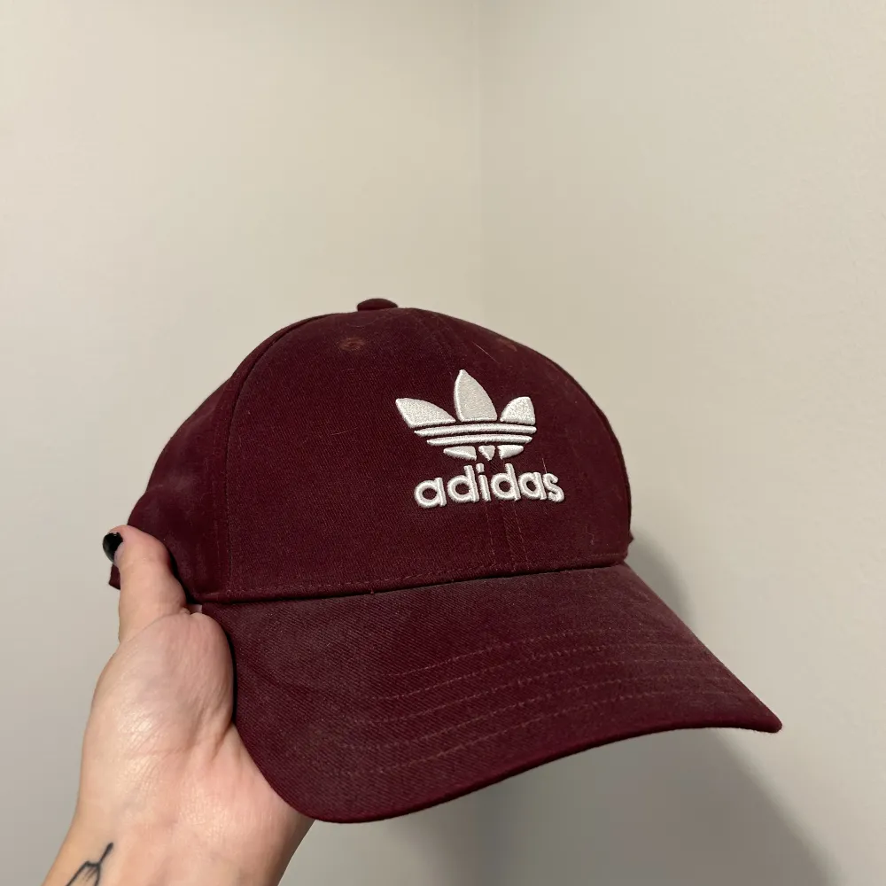 Vinröd adidas keps. Använt lite för några år sen, dock bra skick. . Övrigt.