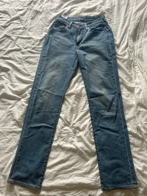 Levis jeans - Säljer ett par Levis 514, knappt använda men insydda på båda sidor i midjan. Herrstorlek 31/34 och skulle säga en 27/34 i dammodell🫶