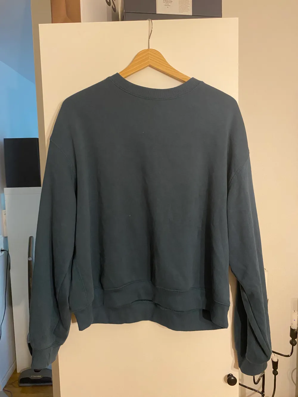 En blå/grön sweatshirt/crewneck från Weekday 💙 Såljer då den tyvärr inte längre kommer till användning 🩵. Hoodies.